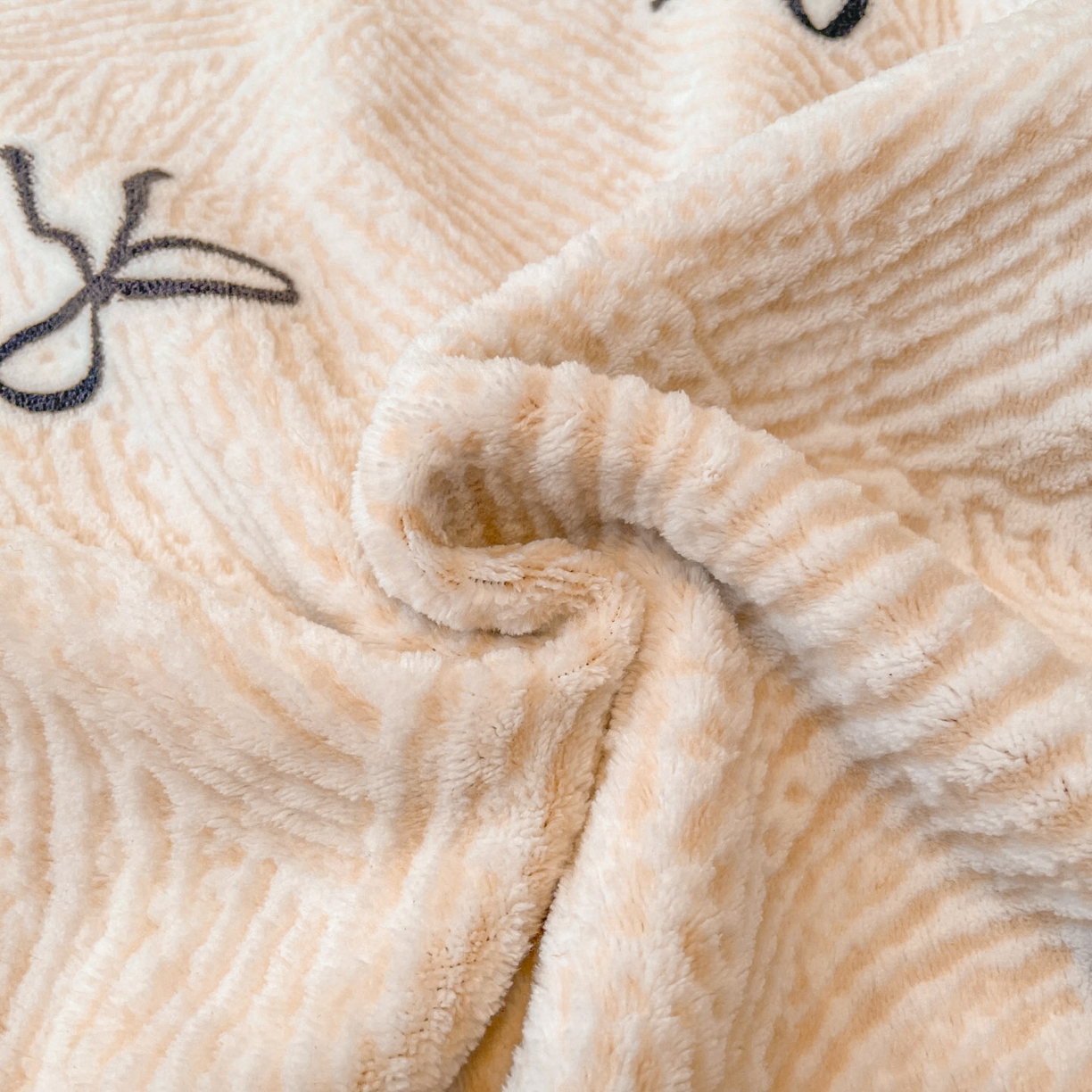 91家纺网 家纺一手货源 找家纺 顺兴家居 2025新款高克重230克雕花牛奶绒四件套 梦幻芭蕾-卡其