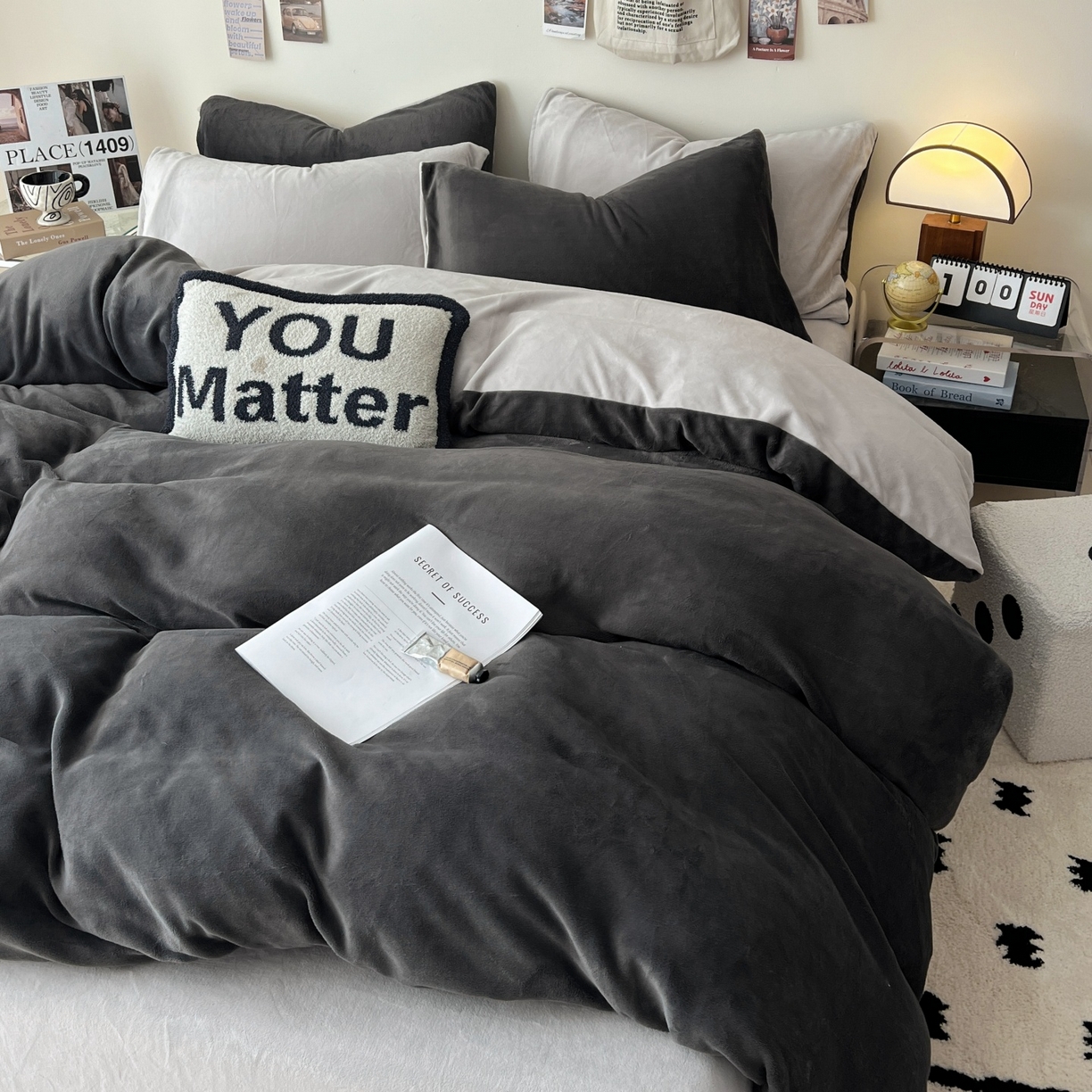 91家纺网 家纺一手货源 找家纺 顺兴家居 2025新款简约纯色双拼牛奶绒四件套（风格一） 高级灰+浅灰