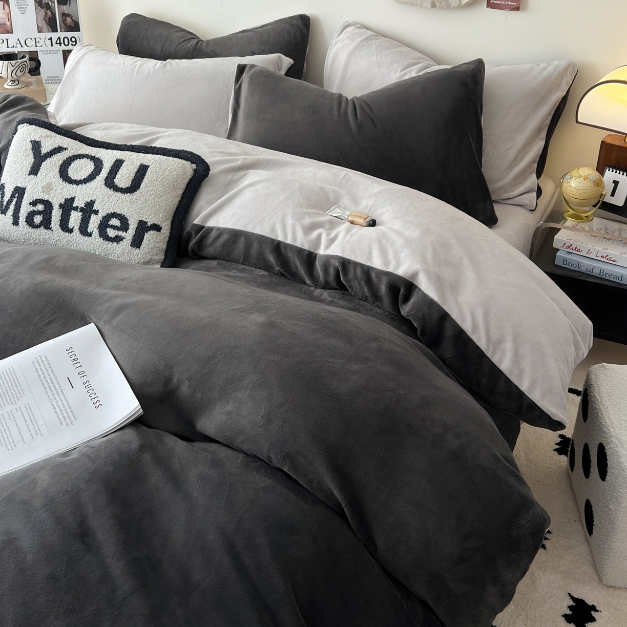 91家纺网 家纺一手货源 找家纺 顺兴家居 2025新款简约纯色双拼牛奶绒四件套（风格一） 高级灰+浅灰