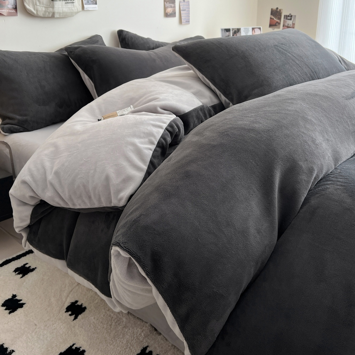 91家纺网 家纺一手货源 找家纺 顺兴家居 2025新款简约纯色双拼牛奶绒四件套（风格一） 高级灰+浅灰