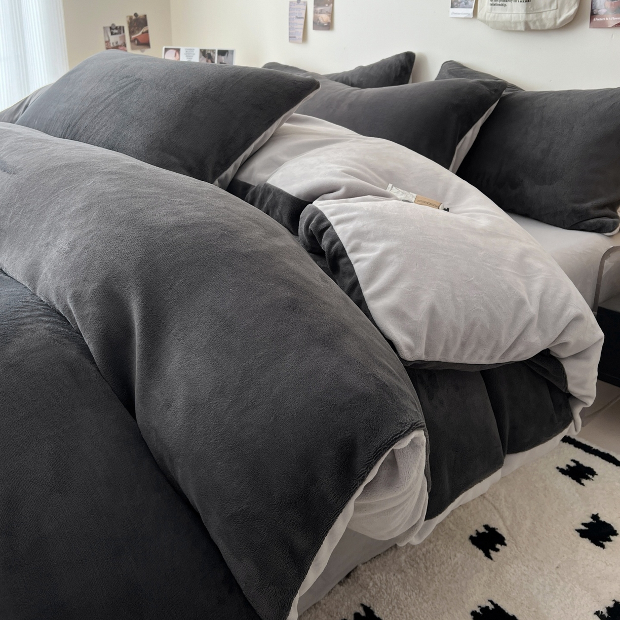 91家纺网 家纺一手货源 找家纺 顺兴家居 2025新款简约纯色双拼牛奶绒四件套（风格一） 高级灰+浅灰