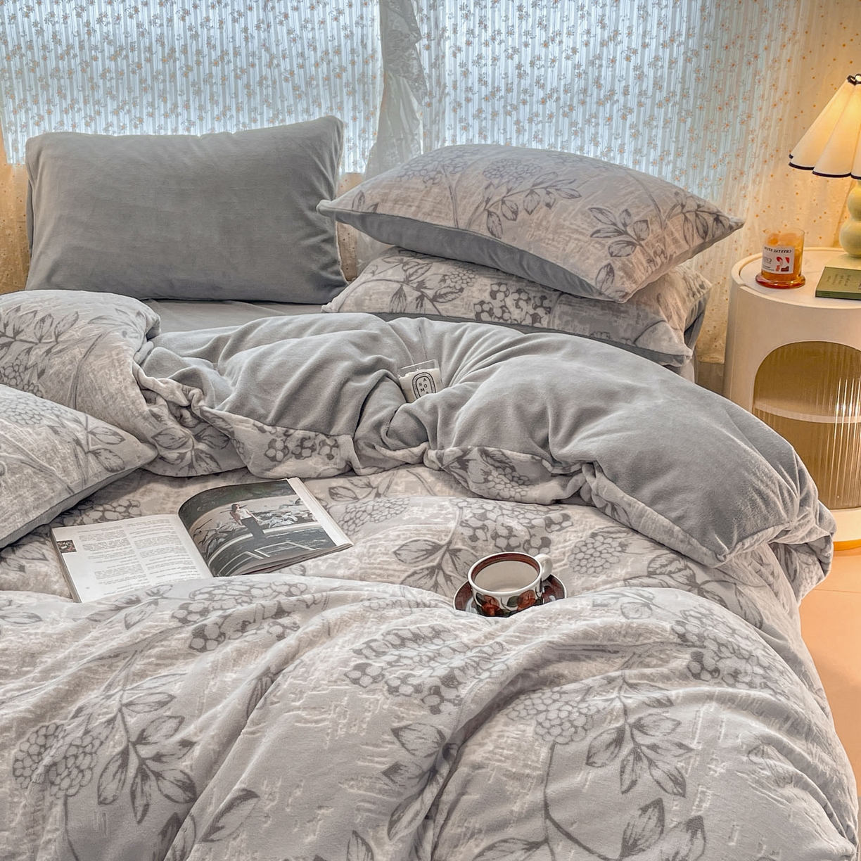 91家纺网 家纺一手货源 找家纺 顺兴家居 2025新款高克重230克雕花牛奶绒四件套 风雅颂-灰