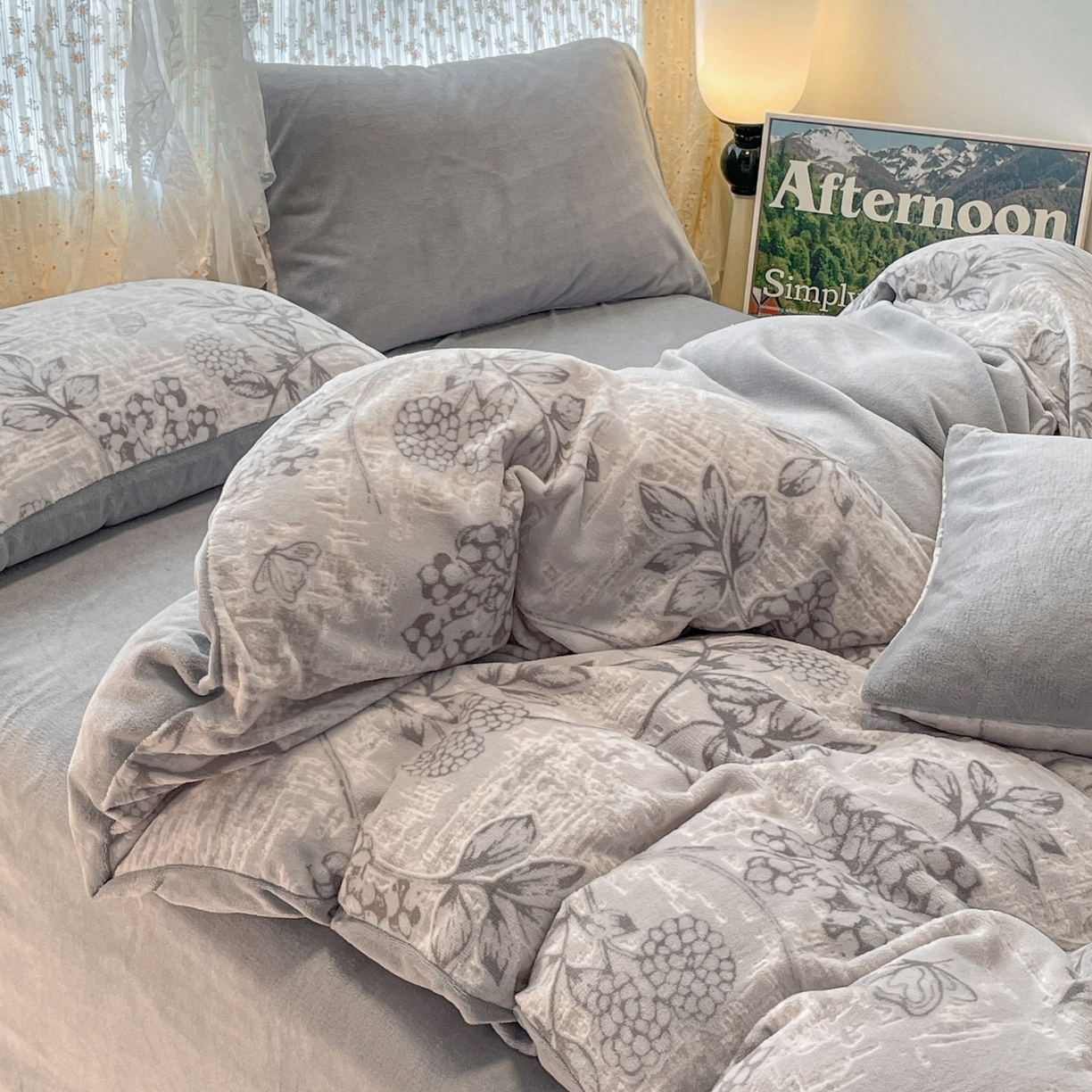 91家纺网 家纺一手货源 找家纺 顺兴家居 2025新款高克重230克雕花牛奶绒四件套 风雅颂-灰