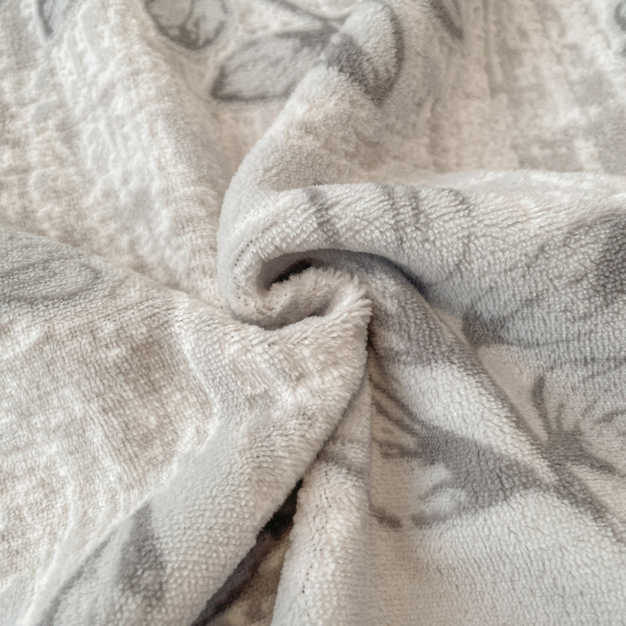 91家纺网 家纺一手货源 找家纺 顺兴家居 2025新款高克重230克雕花牛奶绒四件套 风雅颂-灰