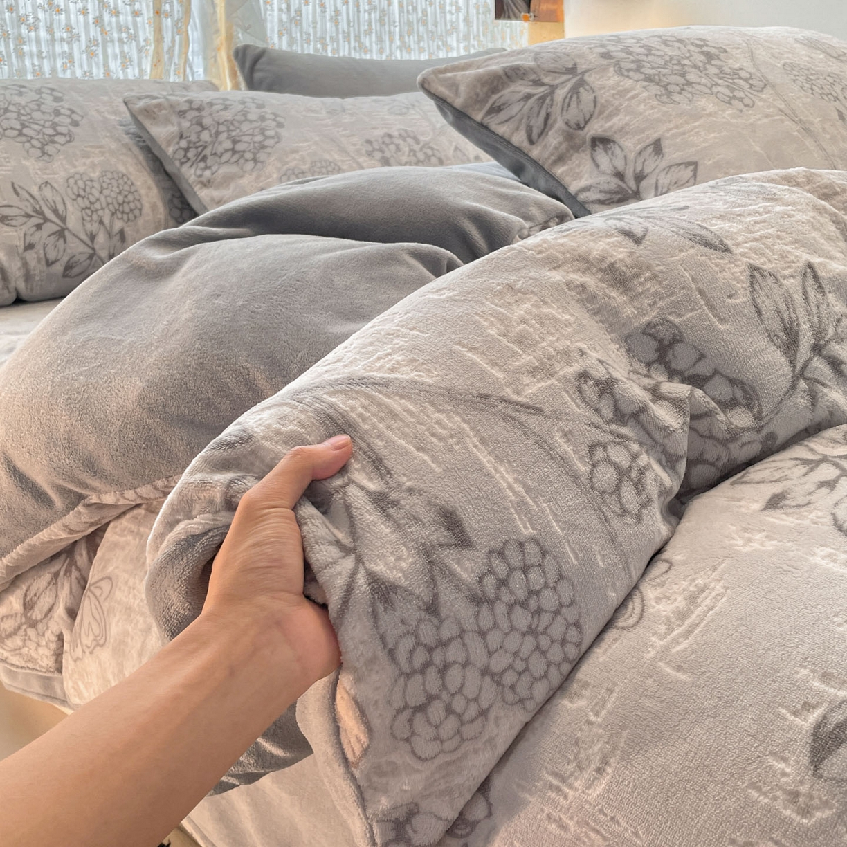 91家纺网 家纺一手货源 找家纺 顺兴家居 2025新款高克重230克雕花牛奶绒四件套 风雅颂-灰
