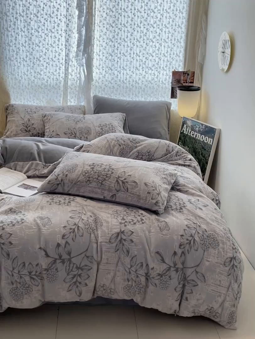 91家纺网 家纺一手货源 找家纺 顺兴家居 2025新款高克重230克雕花牛奶绒四件套 风雅颂-灰