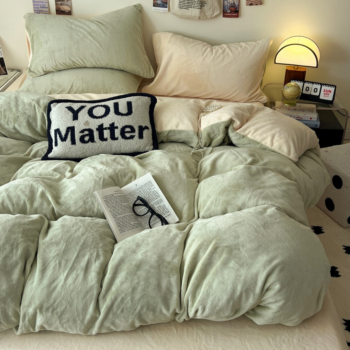 91家纺网 家纺一手货源 找家纺 顺兴家居 2025新款简约纯色双拼牛奶绒四件套（风格一） 果绿+奶昔黄