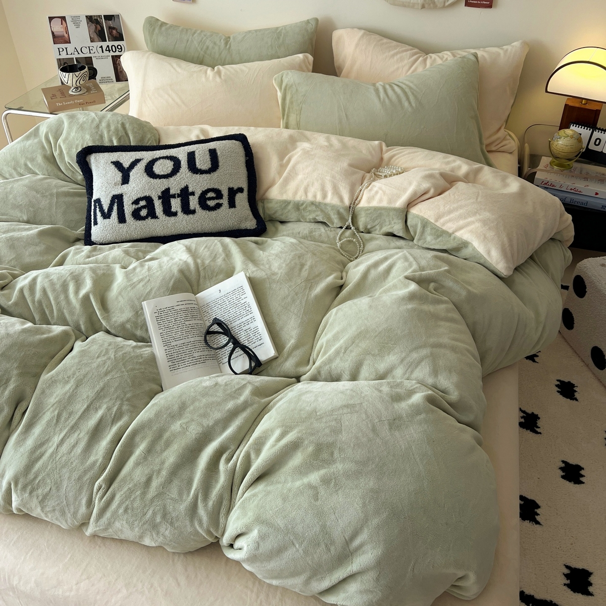 91家纺网 家纺一手货源 找家纺 顺兴家居 2025新款简约纯色双拼牛奶绒四件套（风格一） 果绿+奶昔黄