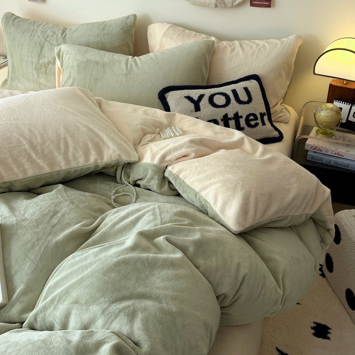 91家纺网 家纺一手货源 找家纺 顺兴家居 2025新款简约纯色双拼牛奶绒四件套（风格一） 果绿+奶昔黄