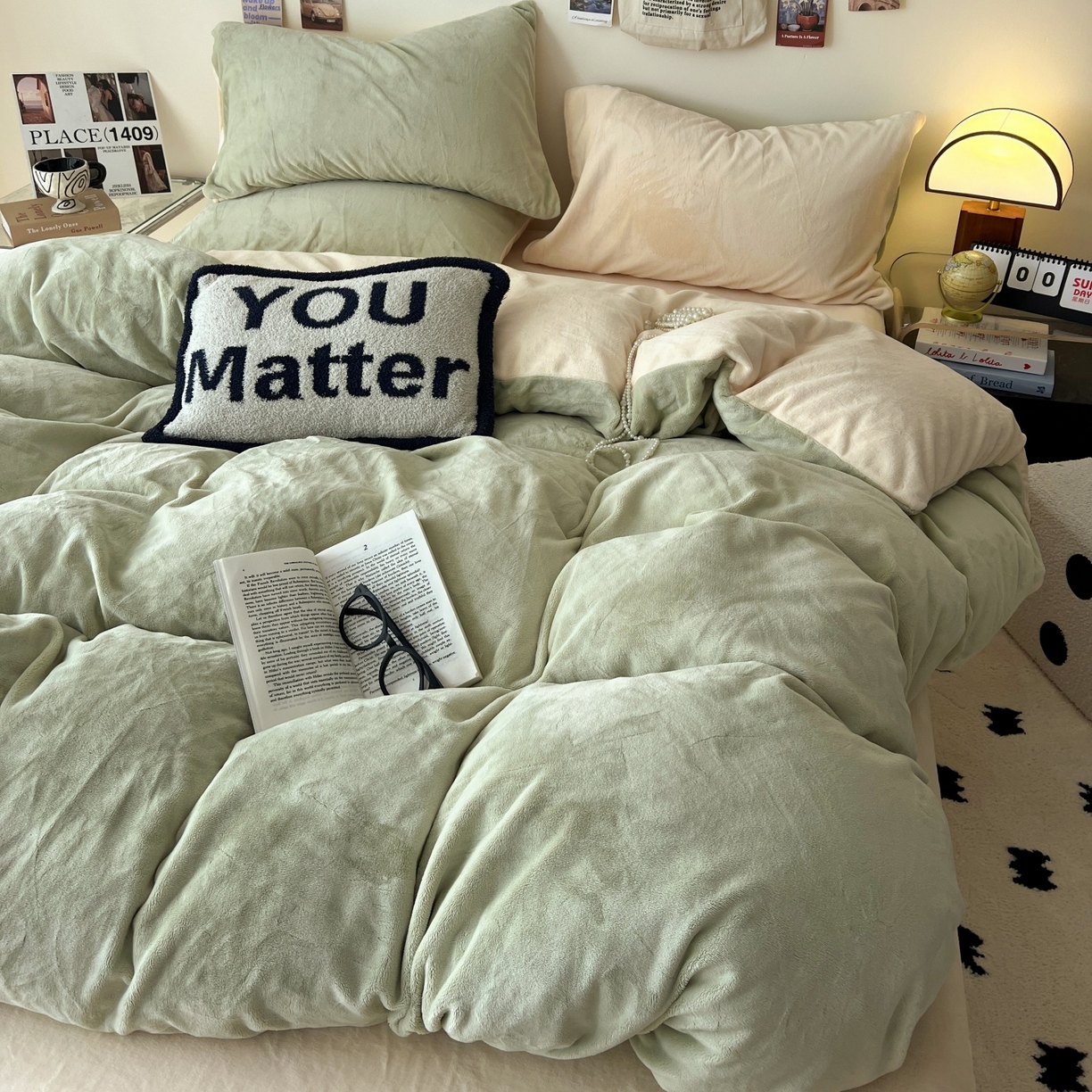 91家纺网 家纺一手货源 找家纺 顺兴家居 2025新款简约纯色双拼牛奶绒四件套（风格一） 果绿+奶昔黄