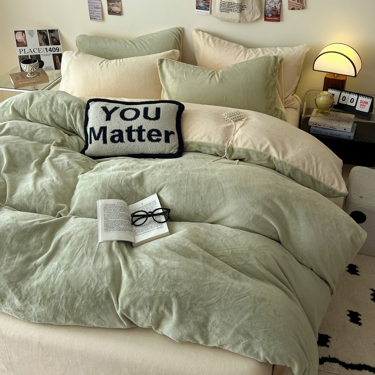 91家纺网 家纺一手货源 找家纺 顺兴家居 2025新款简约纯色双拼牛奶绒四件套（风格一） 果绿+奶昔黄