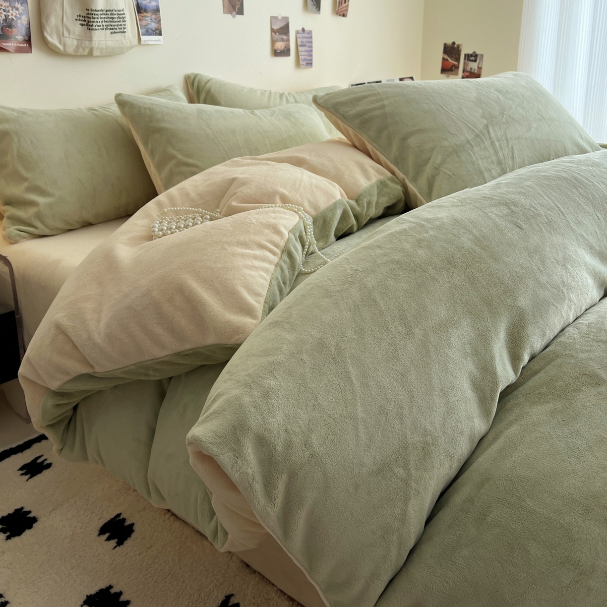 91家纺网 家纺一手货源 找家纺 顺兴家居 2025新款简约纯色双拼牛奶绒四件套（风格一） 果绿+奶昔黄