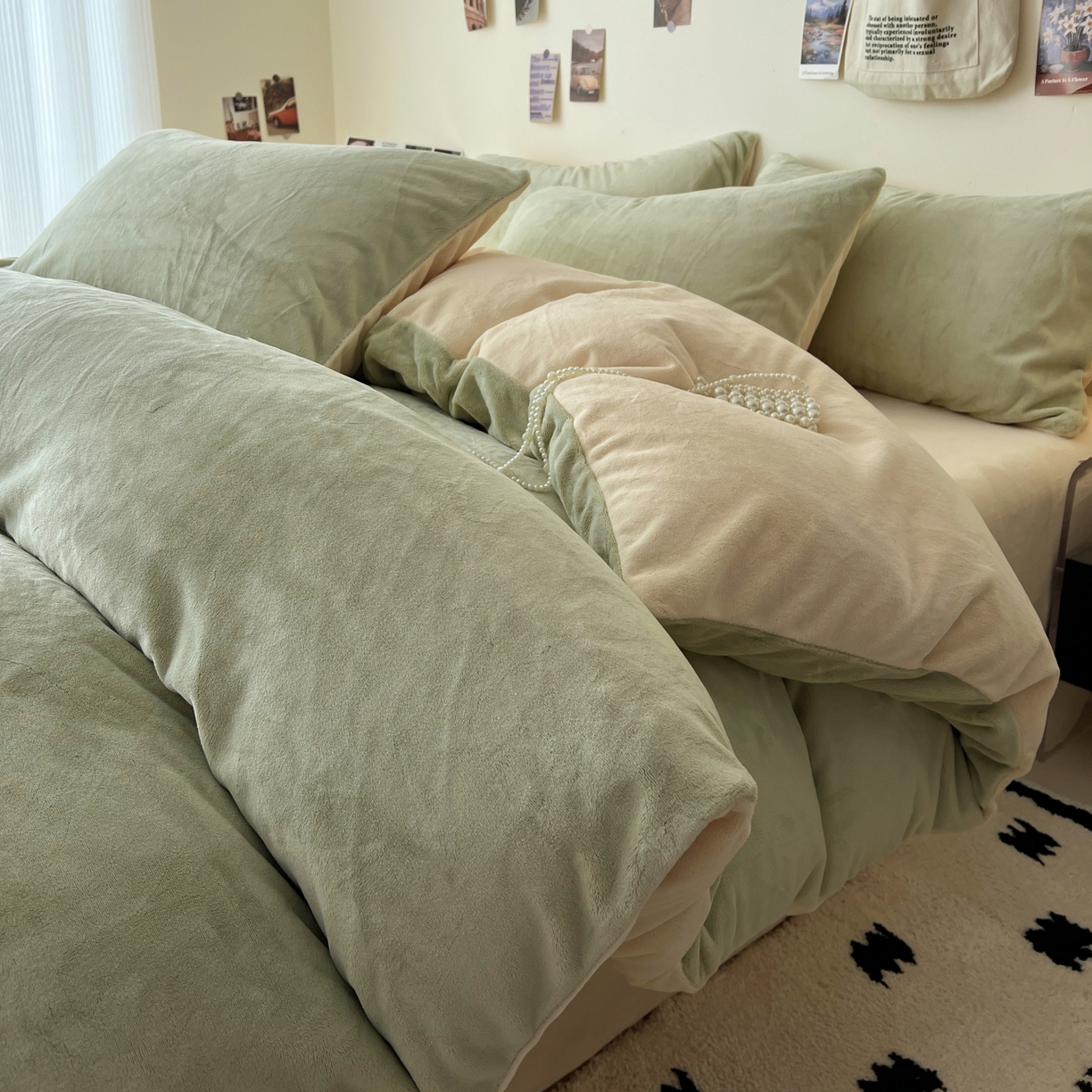 91家纺网 家纺一手货源 找家纺 顺兴家居 2025新款简约纯色双拼牛奶绒四件套（风格一） 果绿+奶昔黄