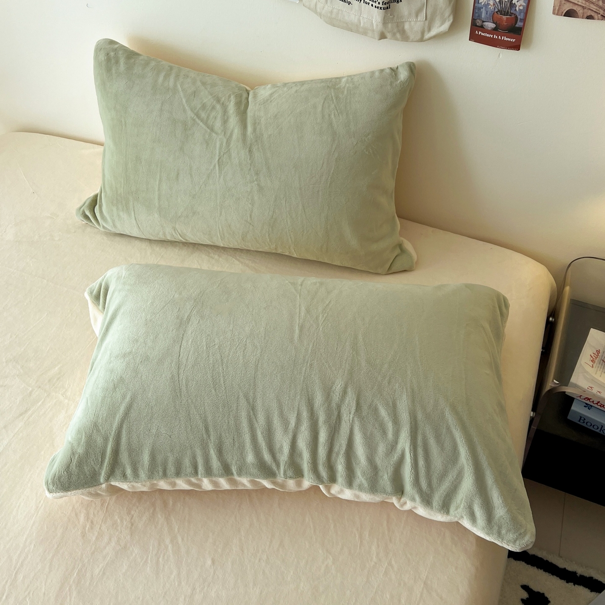 91家纺网 家纺一手货源 找家纺 顺兴家居 2025新款简约纯色双拼牛奶绒四件套（风格一） 果绿+奶昔黄