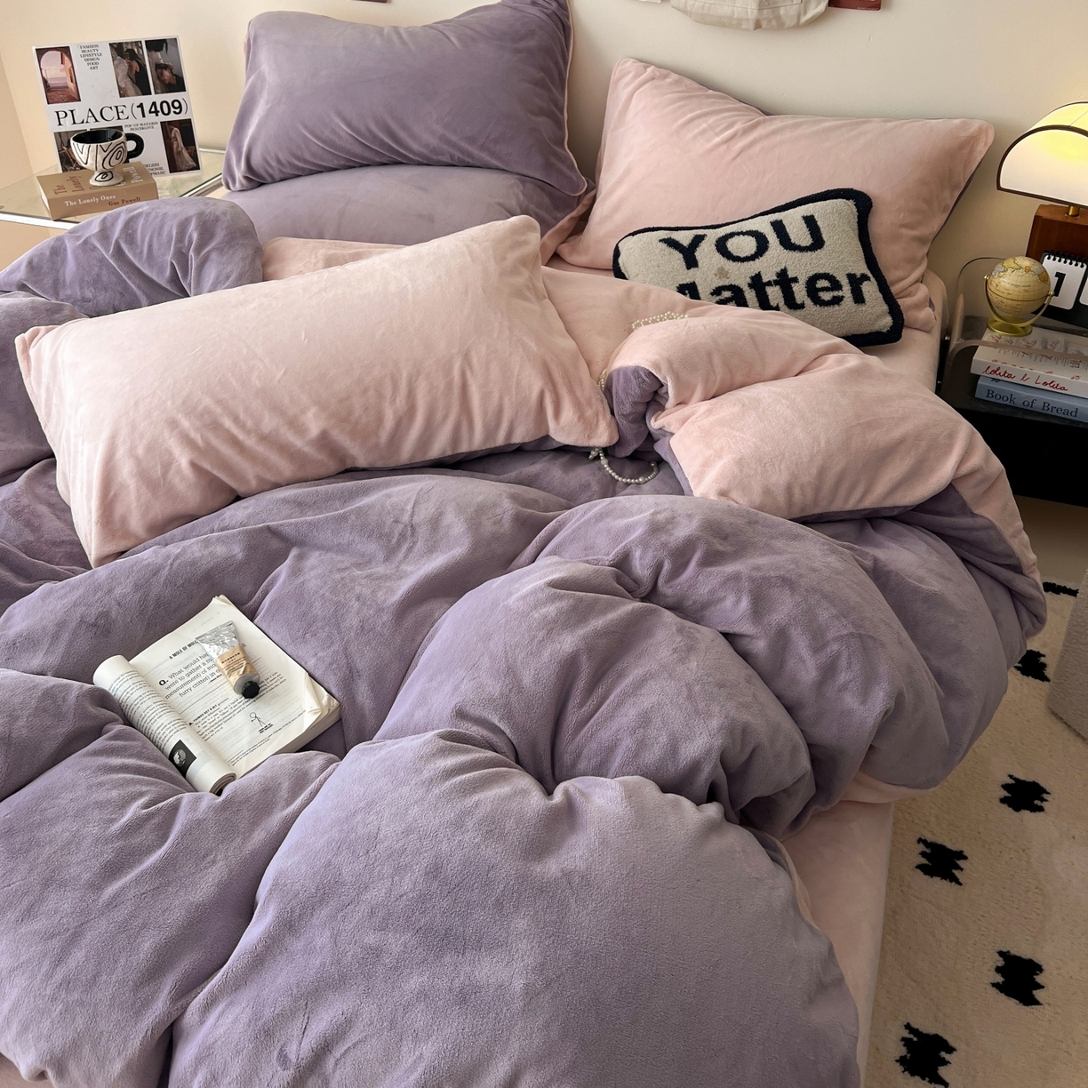 91家纺网 家纺一手货源 找家纺 顺兴家居 2025新款简约纯色双拼牛奶绒四件套（风格一） 罗兰紫+粉玉