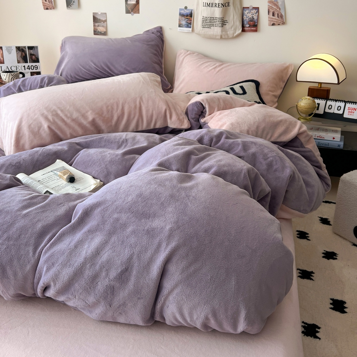 91家纺网 家纺一手货源 找家纺 顺兴家居 2025新款简约纯色双拼牛奶绒四件套（风格一） 罗兰紫+粉玉