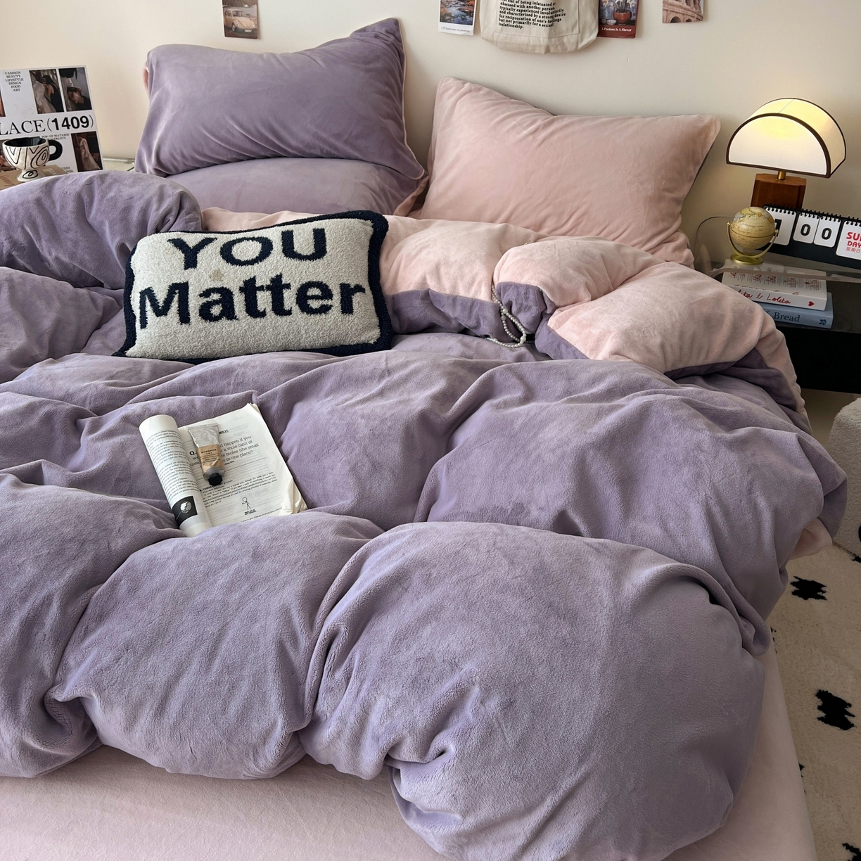 91家纺网 家纺一手货源 找家纺 顺兴家居 2025新款简约纯色双拼牛奶绒四件套（风格一） 罗兰紫+粉玉