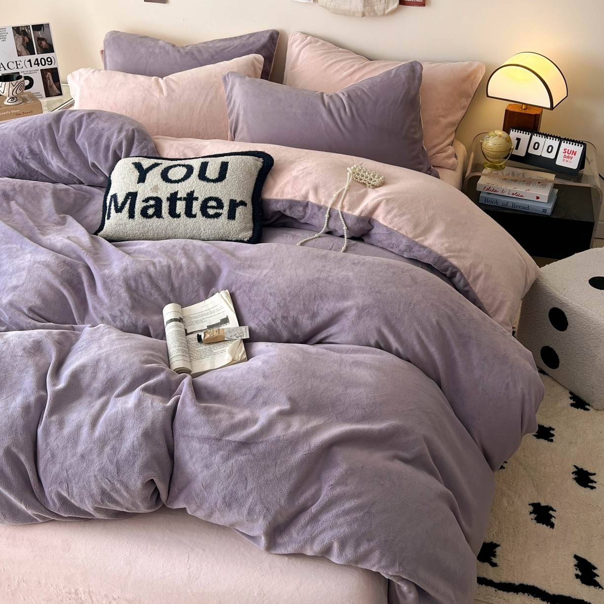 91家纺网 家纺一手货源 找家纺 顺兴家居 2025新款简约纯色双拼牛奶绒四件套（风格一） 罗兰紫+粉玉
