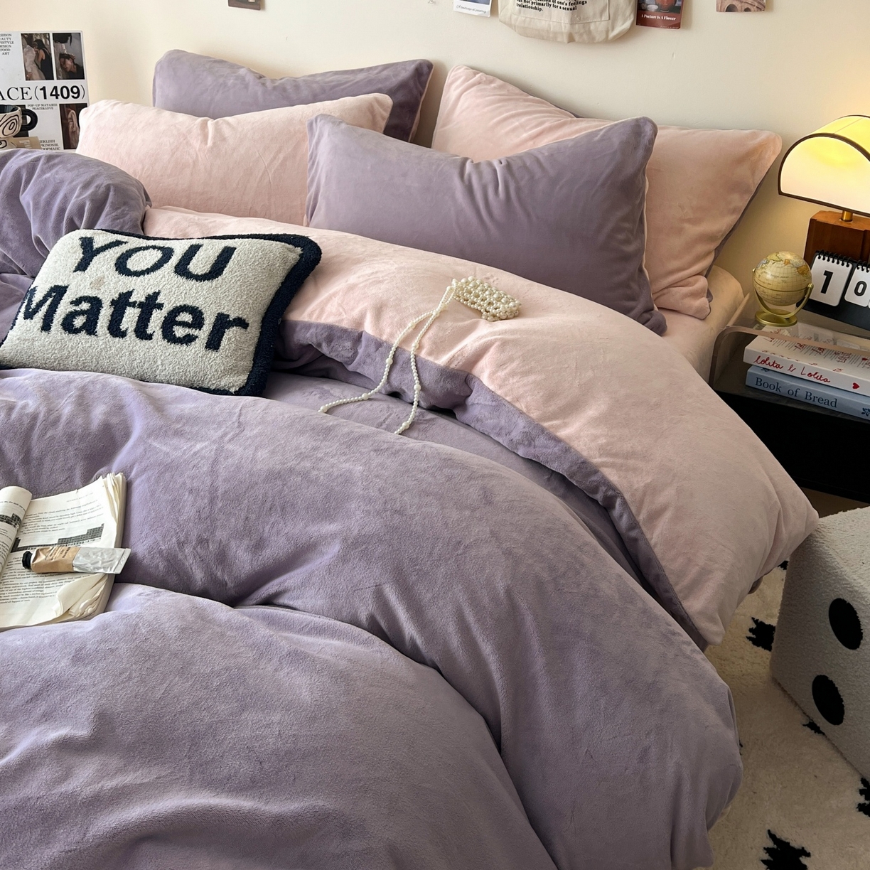 91家纺网 家纺一手货源 找家纺 顺兴家居 2025新款简约纯色双拼牛奶绒四件套（风格一） 罗兰紫+粉玉
