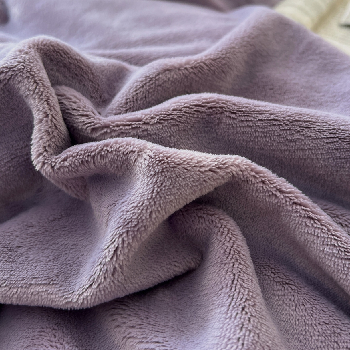 91家纺网 家纺一手货源 找家纺 顺兴家居 2025新款简约纯色双拼牛奶绒四件套（风格一） 罗兰紫+粉玉