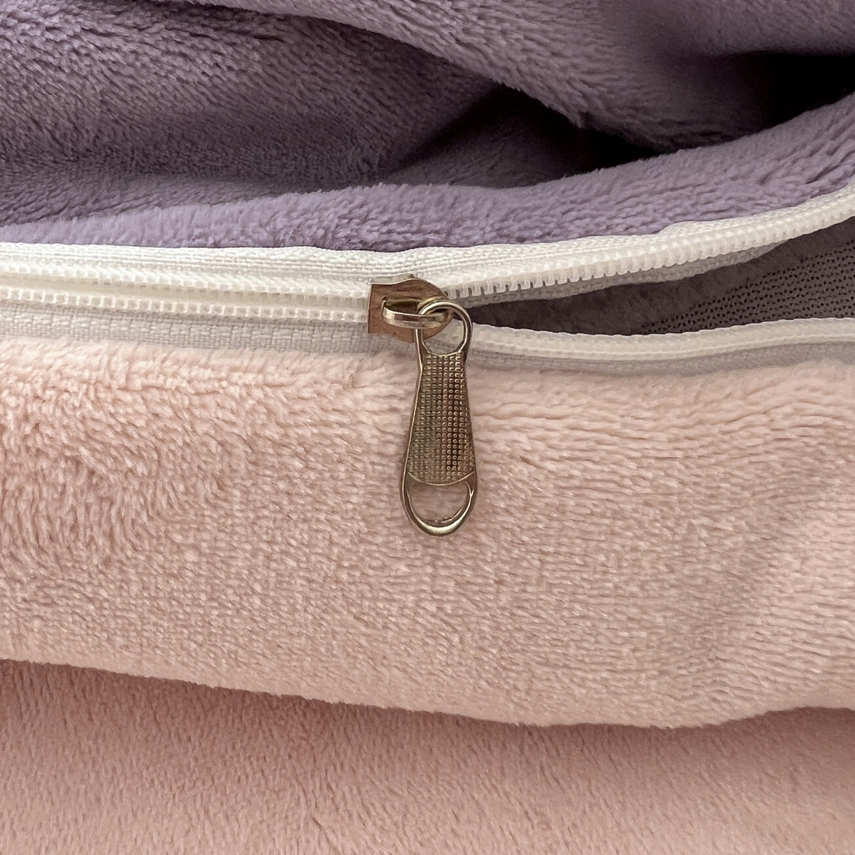 91家纺网 家纺一手货源 找家纺 顺兴家居 2025新款简约纯色双拼牛奶绒四件套（风格一） 罗兰紫+粉玉