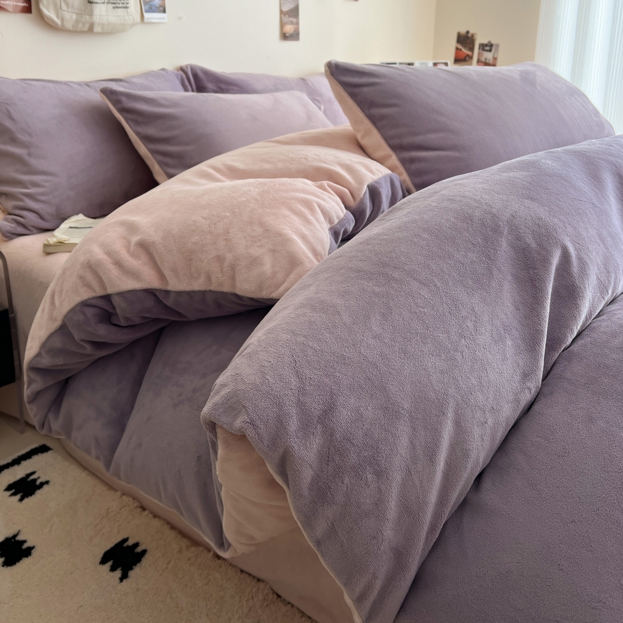 91家纺网 家纺一手货源 找家纺 顺兴家居 2025新款简约纯色双拼牛奶绒四件套（风格一） 罗兰紫+粉玉