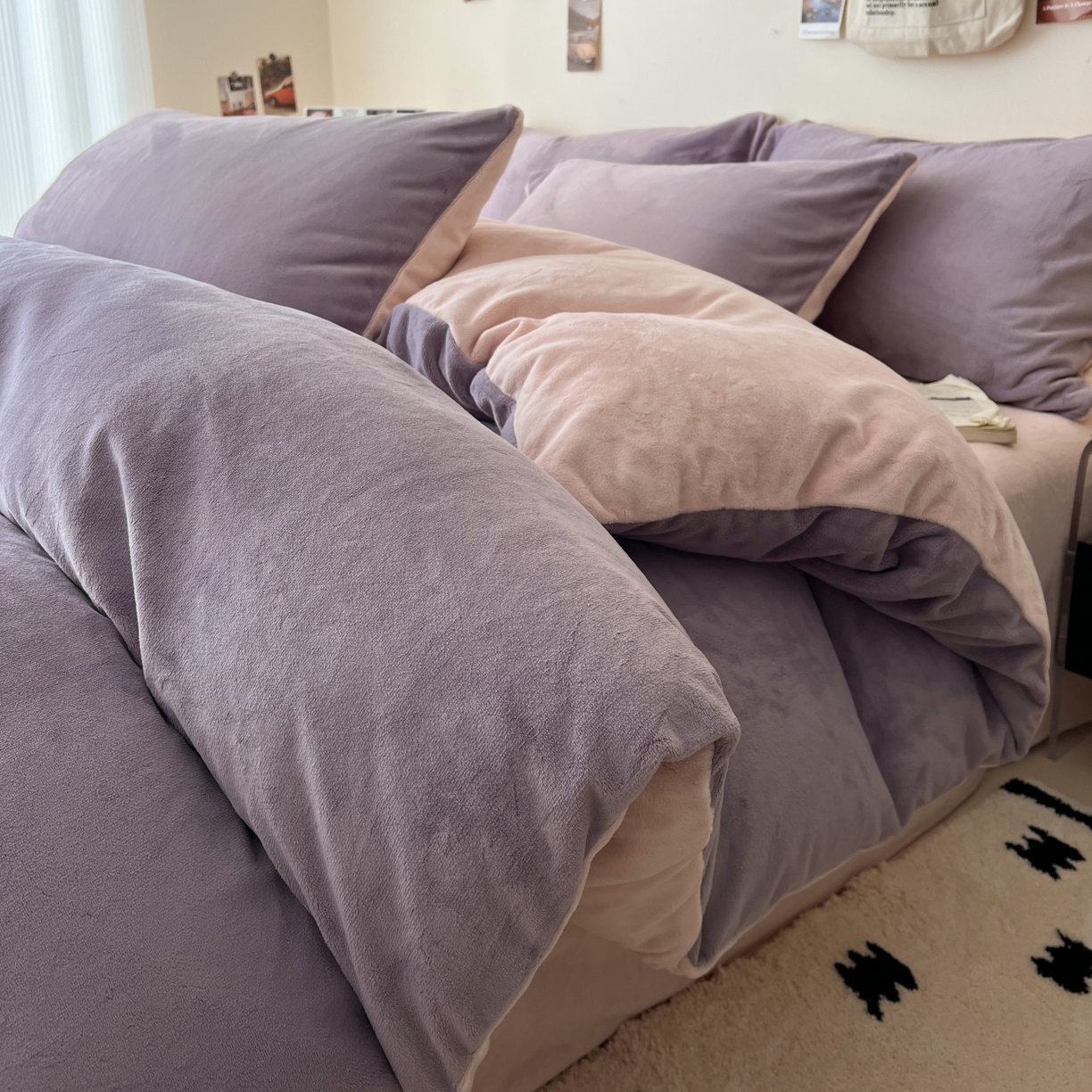 91家纺网 家纺一手货源 找家纺 顺兴家居 2025新款简约纯色双拼牛奶绒四件套（风格一） 罗兰紫+粉玉