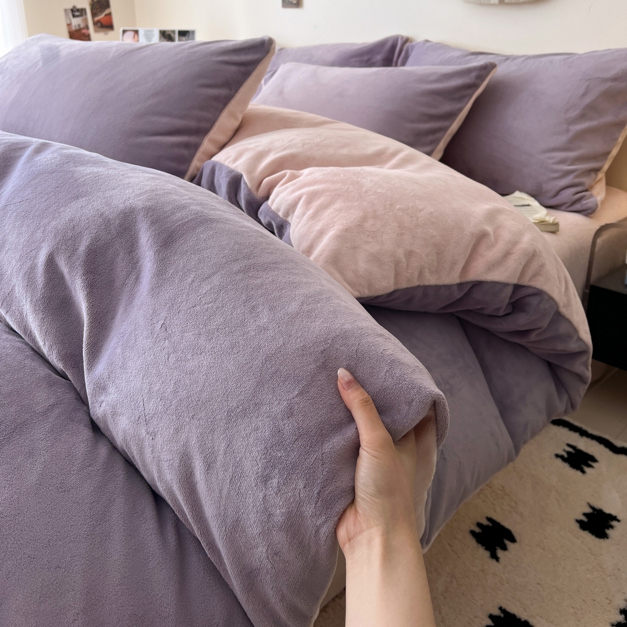 91家纺网 家纺一手货源 找家纺 顺兴家居 2025新款简约纯色双拼牛奶绒四件套（风格一） 罗兰紫+粉玉