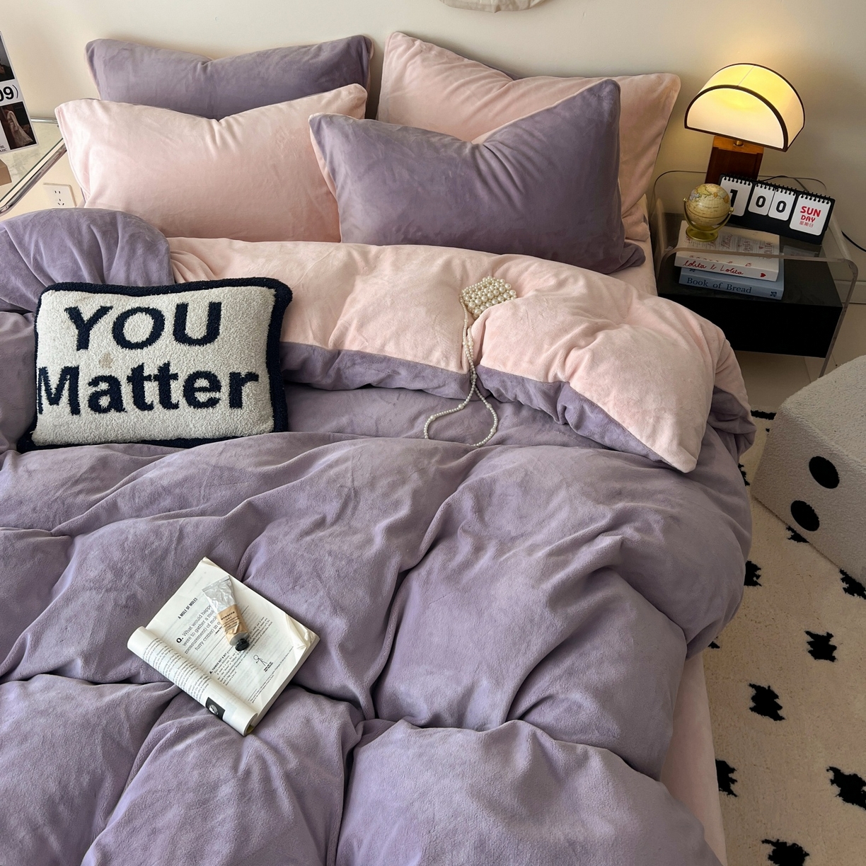 91家纺网 家纺一手货源 找家纺 顺兴家居 2025新款简约纯色双拼牛奶绒四件套（风格一） 罗兰紫+粉玉