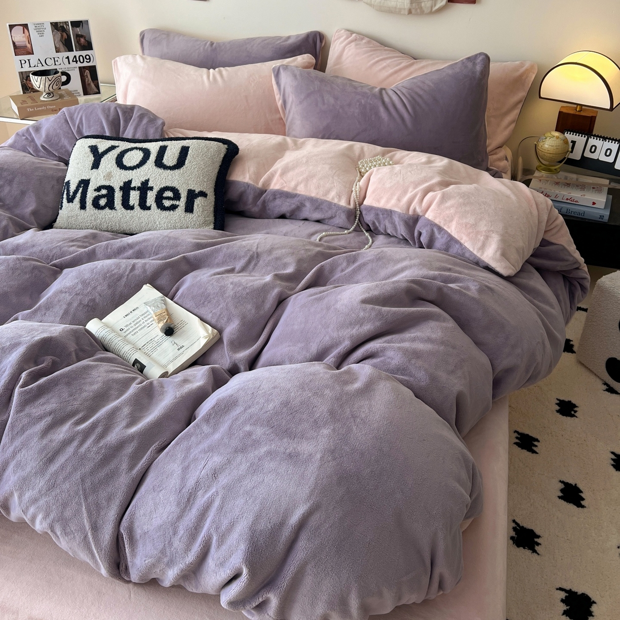 91家纺网 家纺一手货源 找家纺 顺兴家居 2025新款简约纯色双拼牛奶绒四件套（风格一） 罗兰紫+粉玉