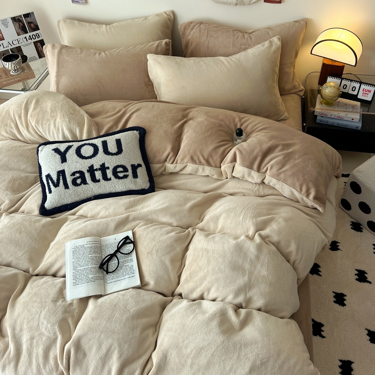 91家纺网 家纺一手货源 找家纺 顺兴家居 2025新款简约纯色双拼牛奶绒四件套（风格一） 米杏+奶咖