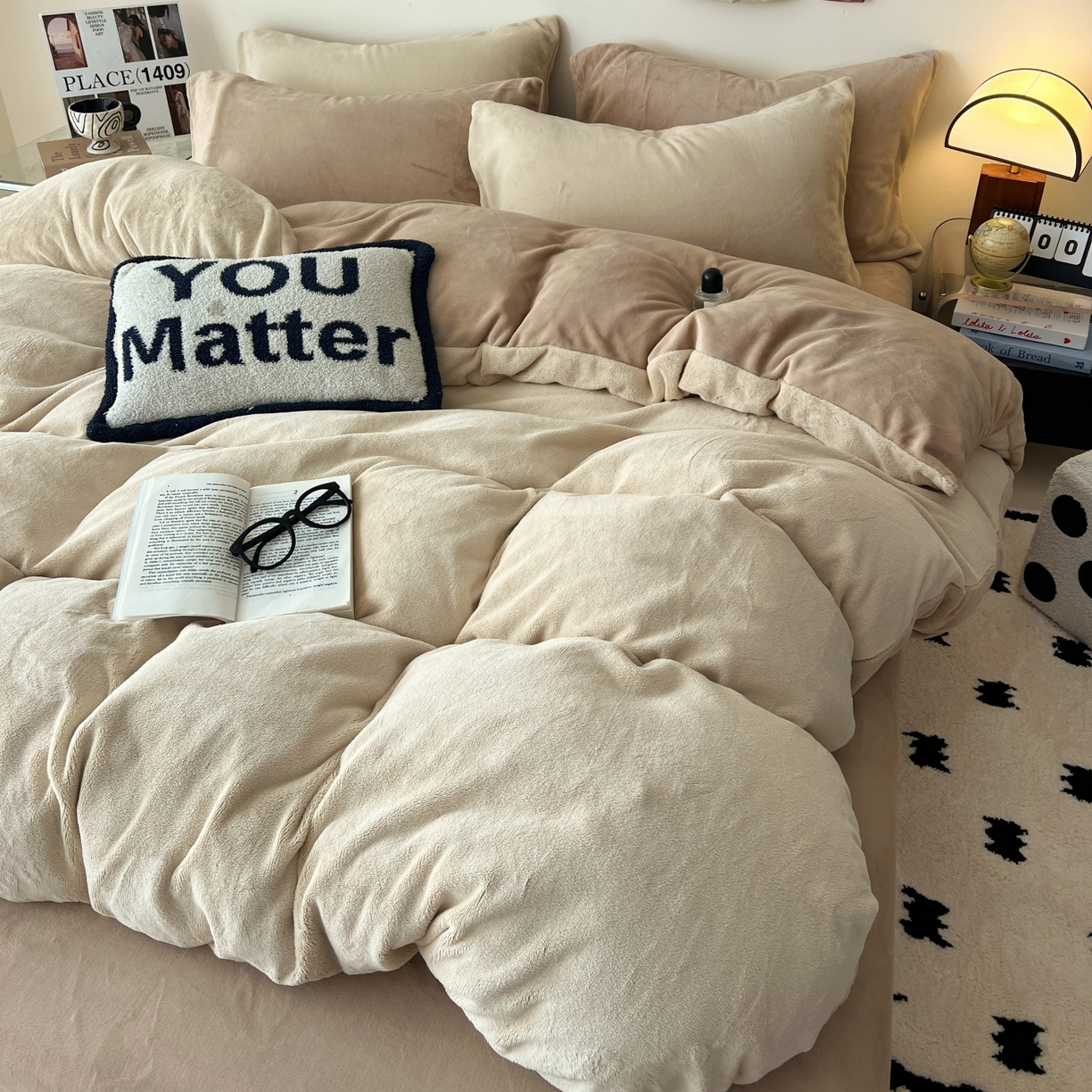 91家纺网 家纺一手货源 找家纺 顺兴家居 2025新款简约纯色双拼牛奶绒四件套（风格一） 米杏+奶咖