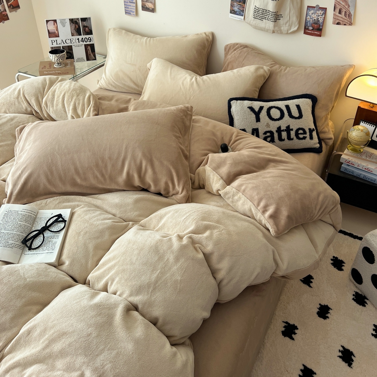 91家纺网 家纺一手货源 找家纺 顺兴家居 2025新款简约纯色双拼牛奶绒四件套（风格一） 米杏+奶咖