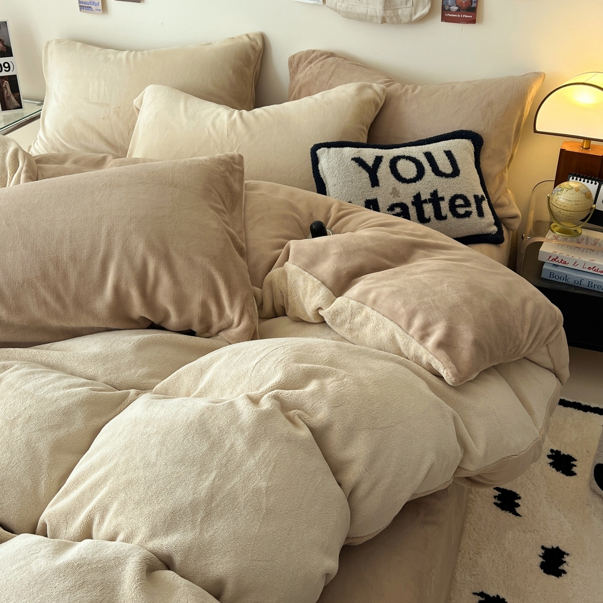 91家纺网 家纺一手货源 找家纺 顺兴家居 2025新款简约纯色双拼牛奶绒四件套（风格一） 米杏+奶咖