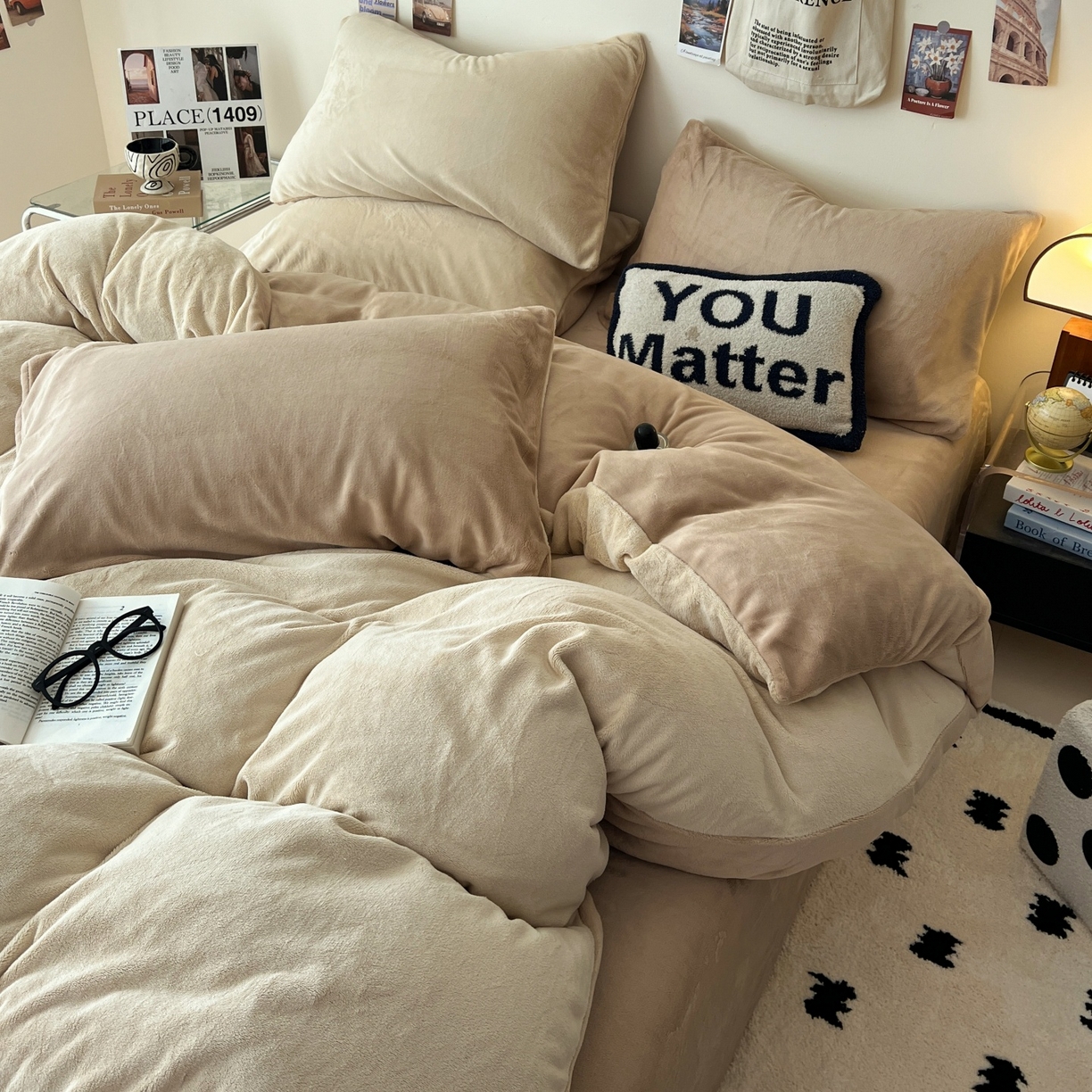 91家纺网 家纺一手货源 找家纺 顺兴家居 2025新款简约纯色双拼牛奶绒四件套（风格一） 米杏+奶咖