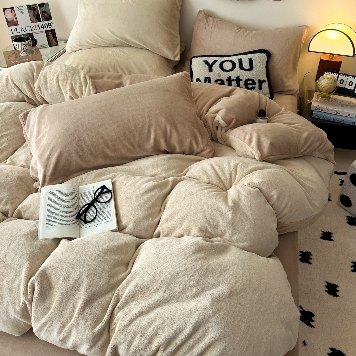 91家纺网 家纺一手货源 找家纺 顺兴家居 2025新款简约纯色双拼牛奶绒四件套（风格一） 米杏+奶咖
