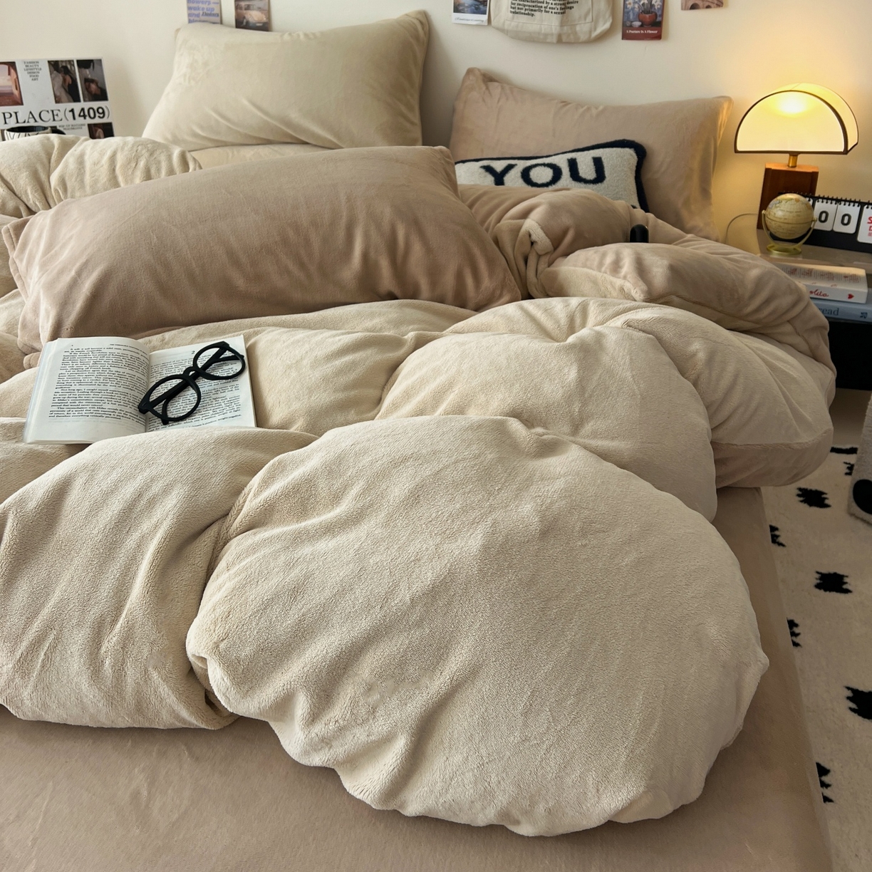 91家纺网 家纺一手货源 找家纺 顺兴家居 2025新款简约纯色双拼牛奶绒四件套（风格一） 米杏+奶咖