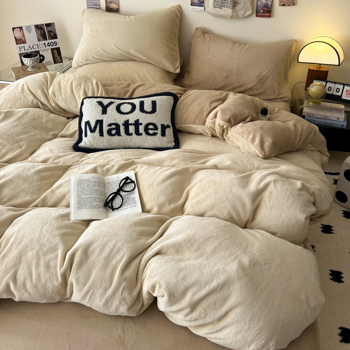 91家纺网 家纺一手货源 找家纺 顺兴家居 2025新款简约纯色双拼牛奶绒四件套（风格一） 米杏+奶咖