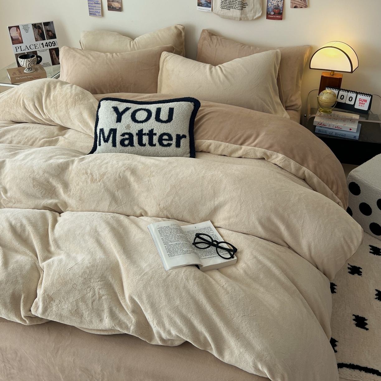 91家纺网 家纺一手货源 找家纺 顺兴家居 2025新款简约纯色双拼牛奶绒四件套（风格一） 米杏+奶咖