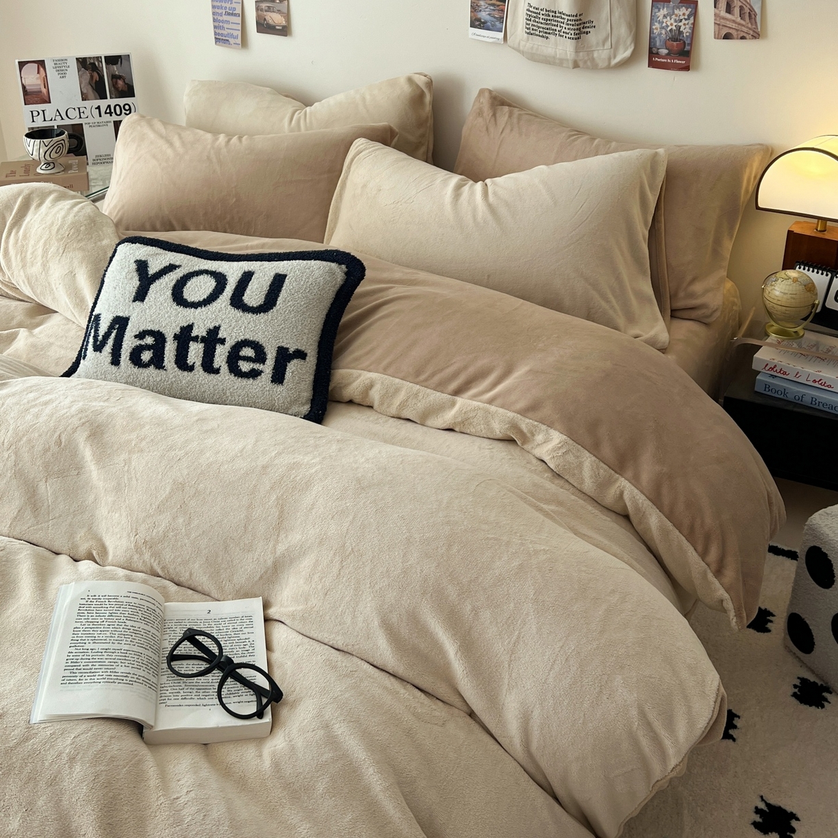 91家纺网 家纺一手货源 找家纺 顺兴家居 2025新款简约纯色双拼牛奶绒四件套（风格一） 米杏+奶咖