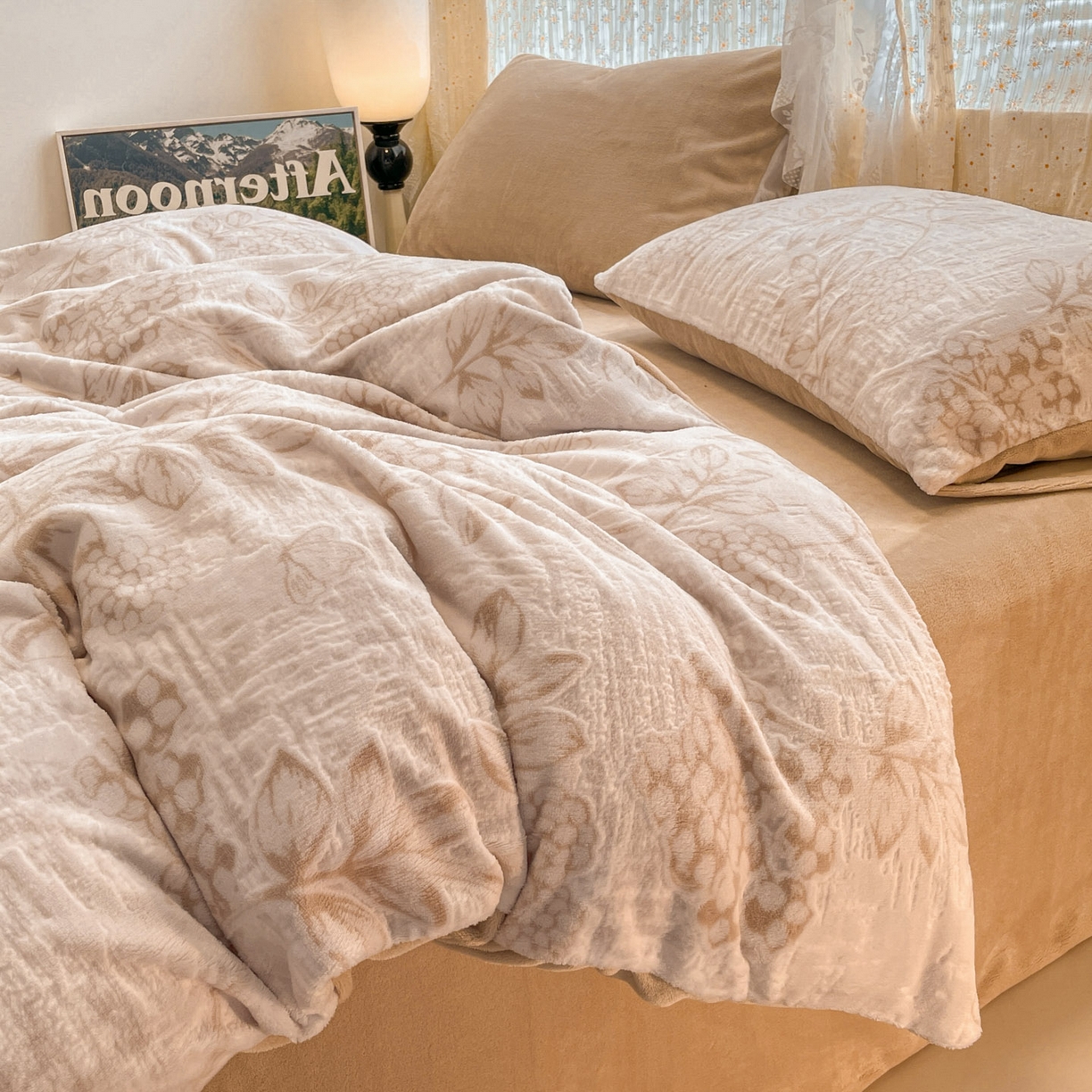 91家纺网 家纺一手货源 找家纺 顺兴家居 2025新款高克重230克雕花牛奶绒四件套 风雅颂-卡其