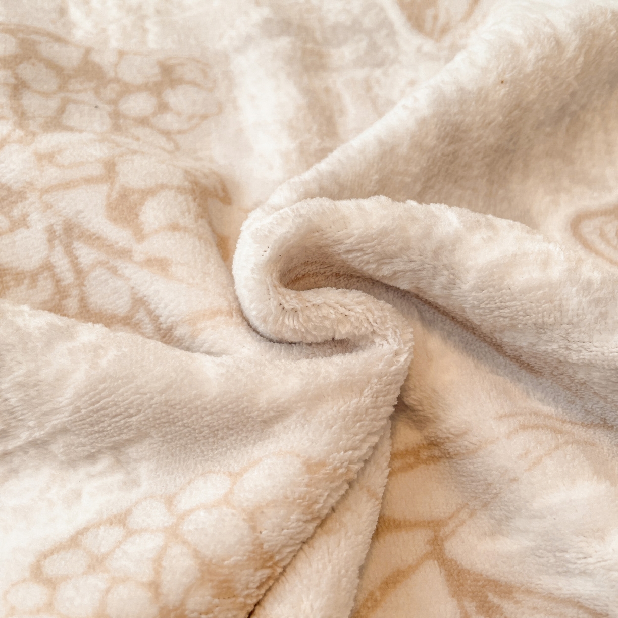 91家纺网 家纺一手货源 找家纺 顺兴家居 2025新款高克重230克雕花牛奶绒四件套 风雅颂-卡其