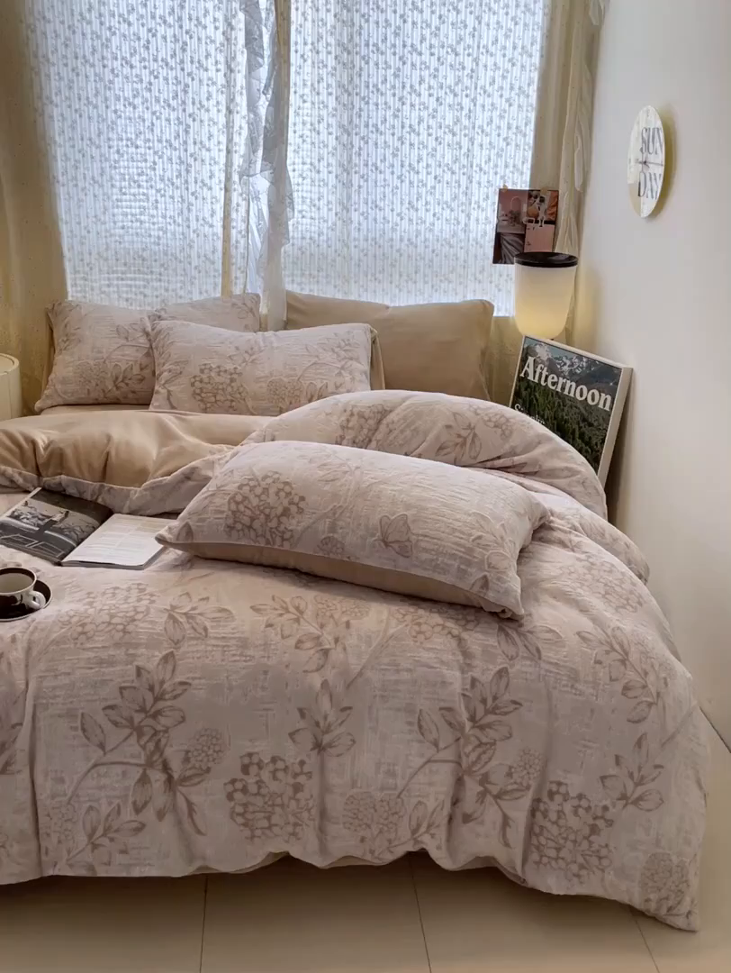 91家纺网 家纺一手货源 找家纺 顺兴家居 2025新款高克重230克雕花牛奶绒四件套 风雅颂-卡其