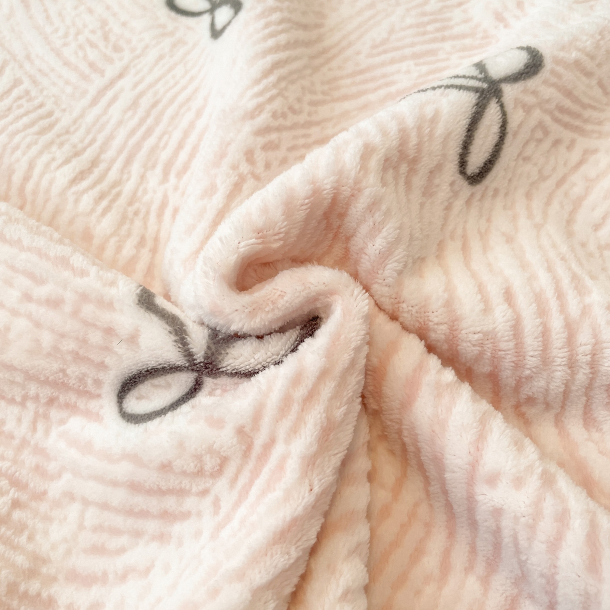 91家纺网 家纺一手货源 找家纺 顺兴家居 2025新款高克重230克雕花牛奶绒四件套 梦幻芭蕾-粉