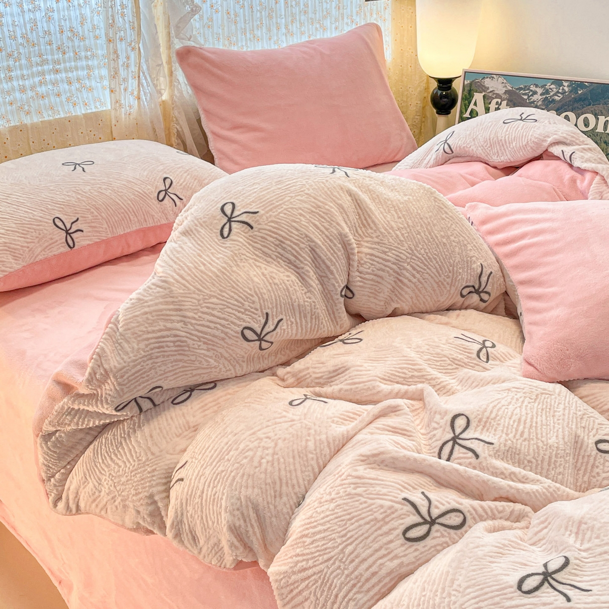 91家纺网 家纺一手货源 找家纺 顺兴家居 2025新款高克重230克雕花牛奶绒四件套 梦幻芭蕾-粉