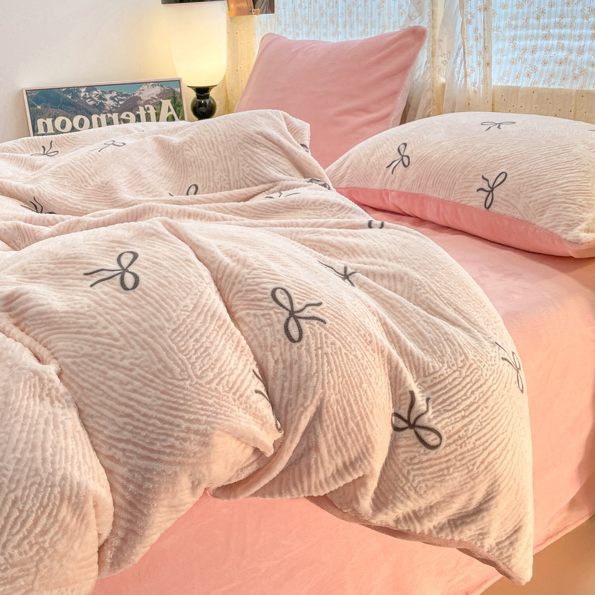 91家纺网 家纺一手货源 找家纺 顺兴家居 2025新款高克重230克雕花牛奶绒四件套 梦幻芭蕾-粉