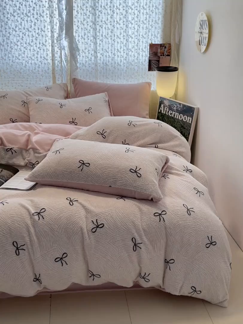 91家纺网 家纺一手货源 找家纺 顺兴家居 2025新款高克重230克雕花牛奶绒四件套 梦幻芭蕾-粉