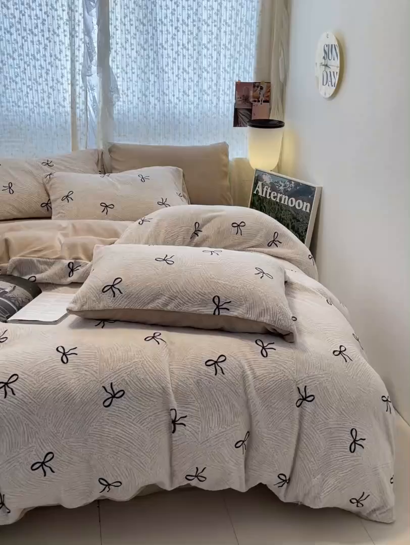 91家纺网 家纺一手货源 找家纺 顺兴家居 2025新款高克重230克雕花牛奶绒四件套 梦幻芭蕾-奶白