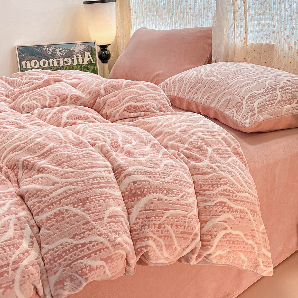 91家纺网 家纺一手货源 找家纺 顺兴家居 2025新款高克重230克雕花牛奶绒四件套 芍药-豆沙粉