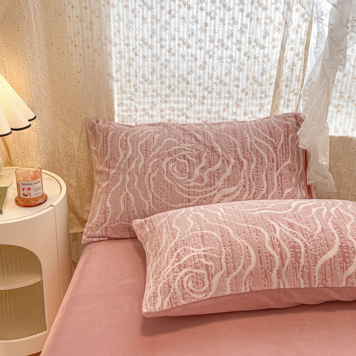 91家纺网 家纺一手货源 找家纺 顺兴家居 2025新款高克重230克雕花牛奶绒四件套 芍药-豆沙粉